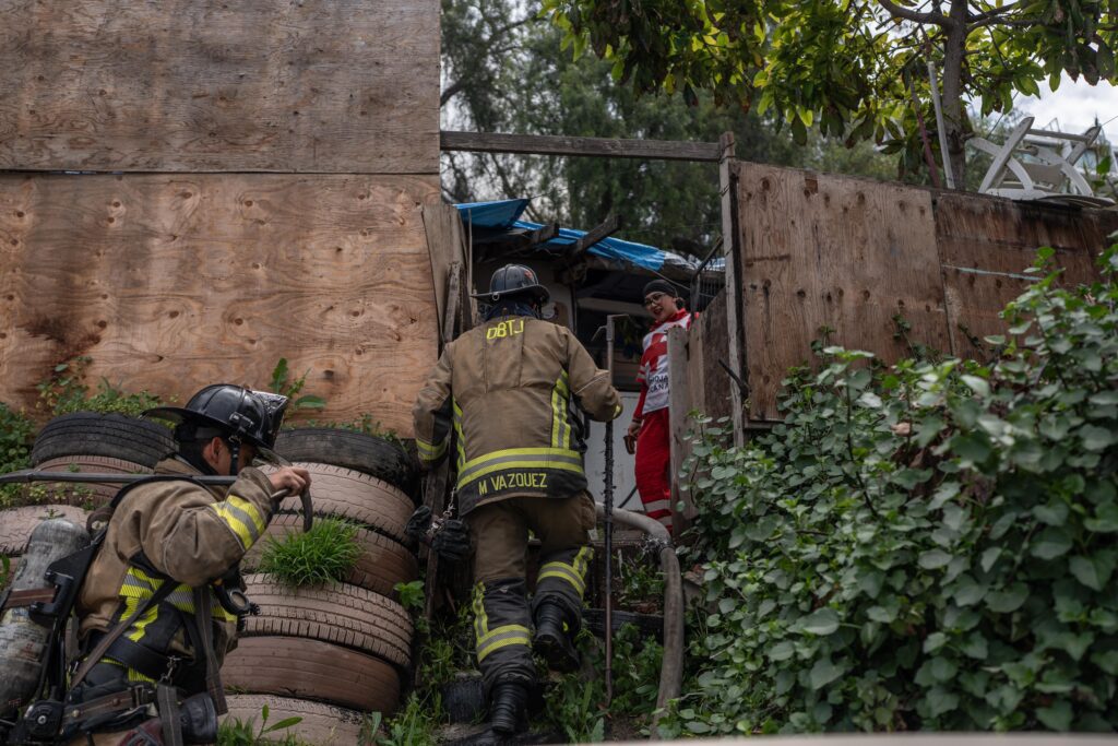 Incendio en lote baldío consume vivienda improvisada habitada por personas en condición de calle