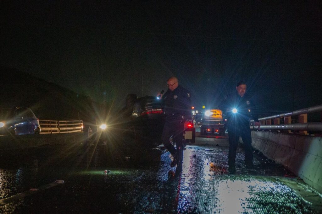Auto se incendia tras volcar en el Nodo Morelos; conductora resulta ilesa