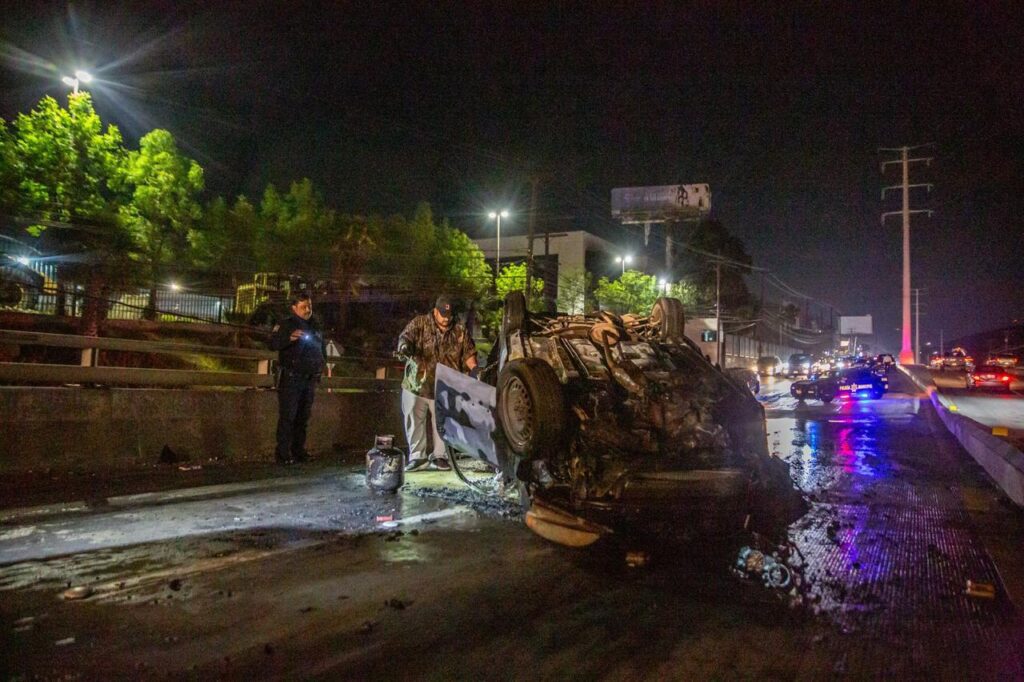 Auto se incendia tras volcar en el Nodo Morelos; conductora resulta ilesa
