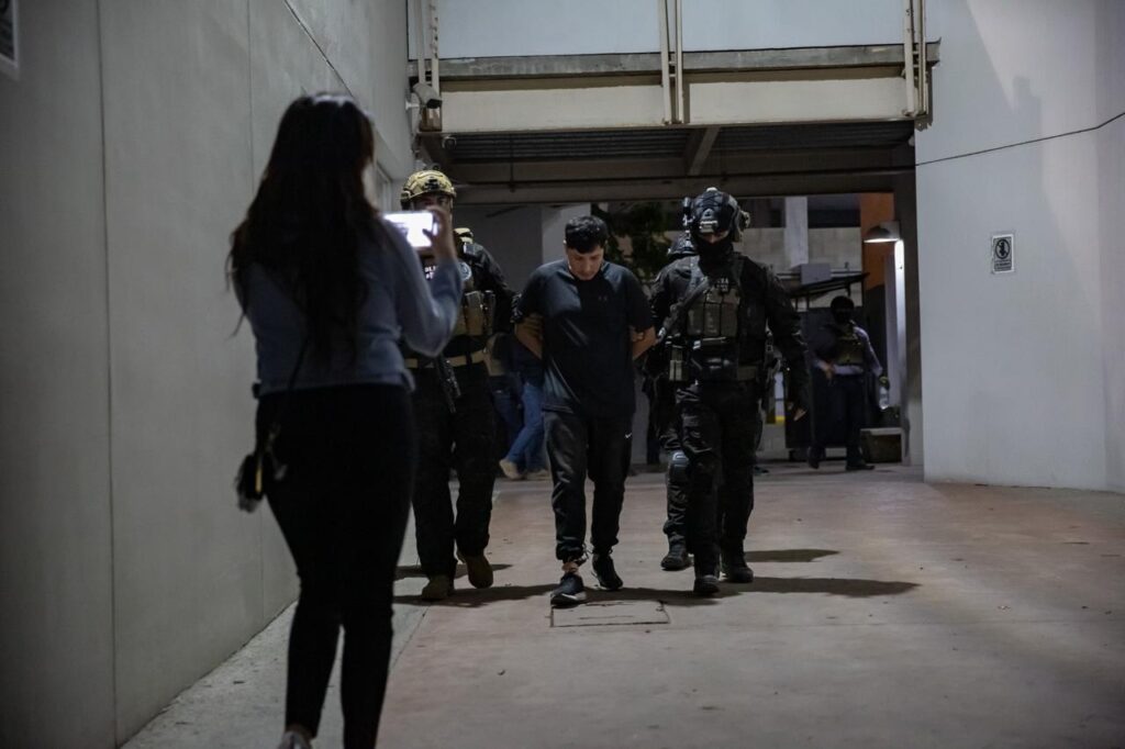 Capturan al asesino de Jefa de Enlace Internacional de la FESC; ya fue trasladado al Cereso de La Mesa Capturan al asesino de Jefa de Enlace Internacional de la FESC; ya fue trasladado al Cereso de La Mesa