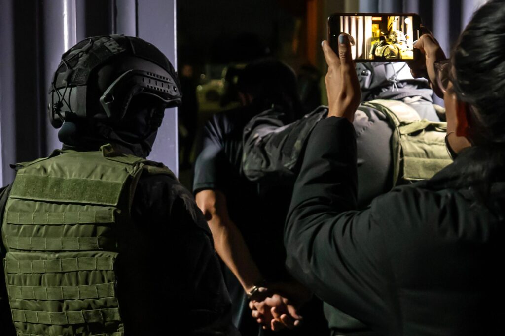 Capturan al asesino de Jefa de Enlace Internacional de la FESC; ya fue trasladado al Cereso de La Mesa Capturan al asesino de Jefa de Enlace Internacional de la FESC; ya fue trasladado al Cereso de La Mesa