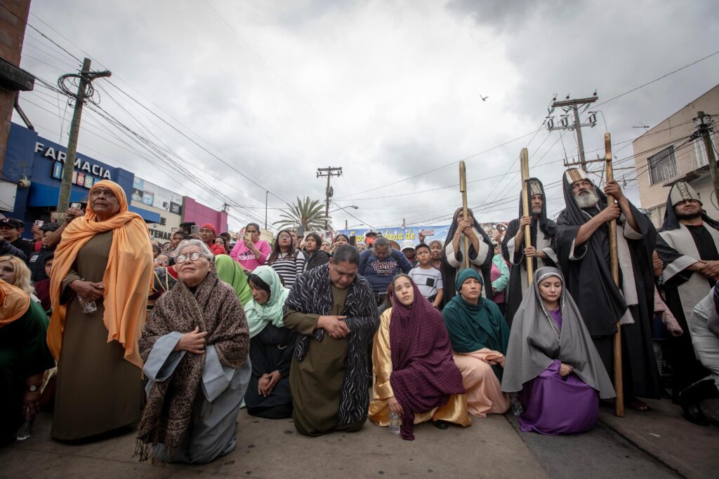 Cientos participan en tradicional Viacrucis en la Zona Centro de Tijuana