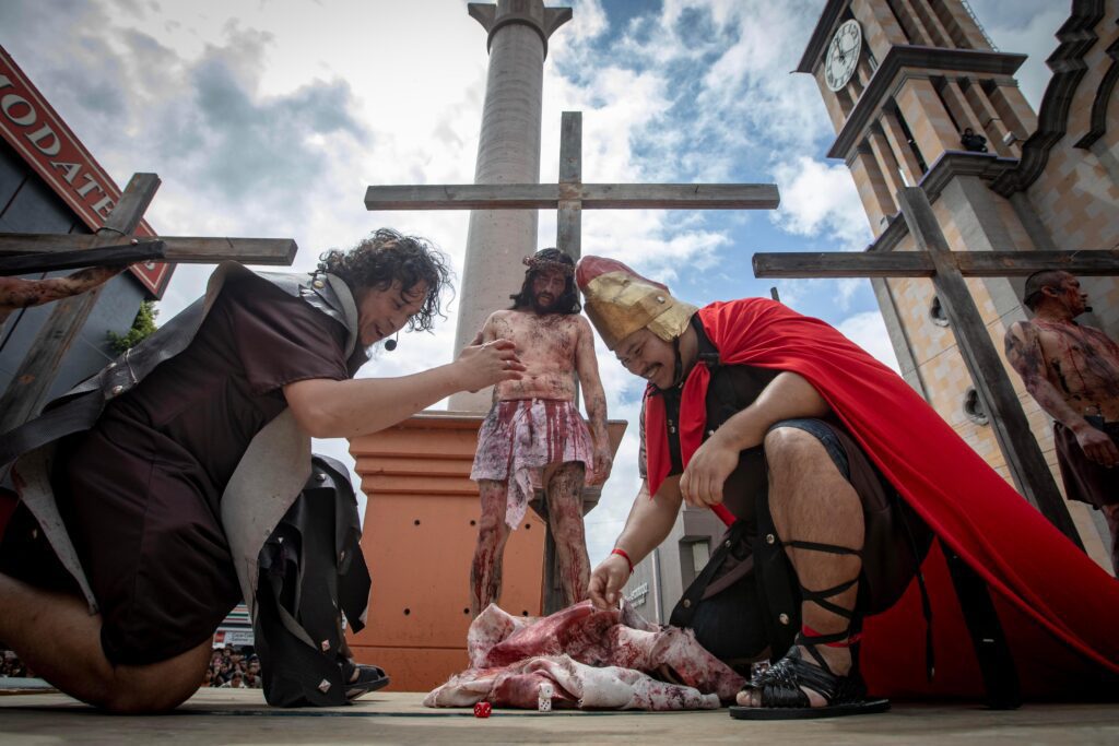 Cientos participan en tradicional Viacrucis en la Zona Centro de Tijuana