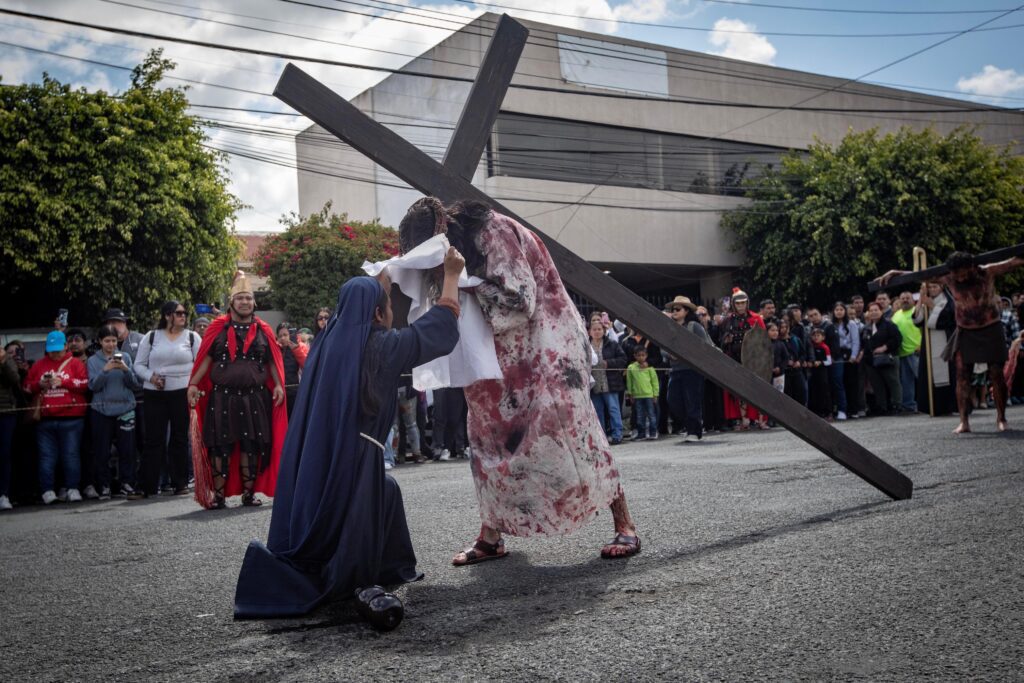 Cientos participan en tradicional Viacrucis en la Zona Centro de Tijuana