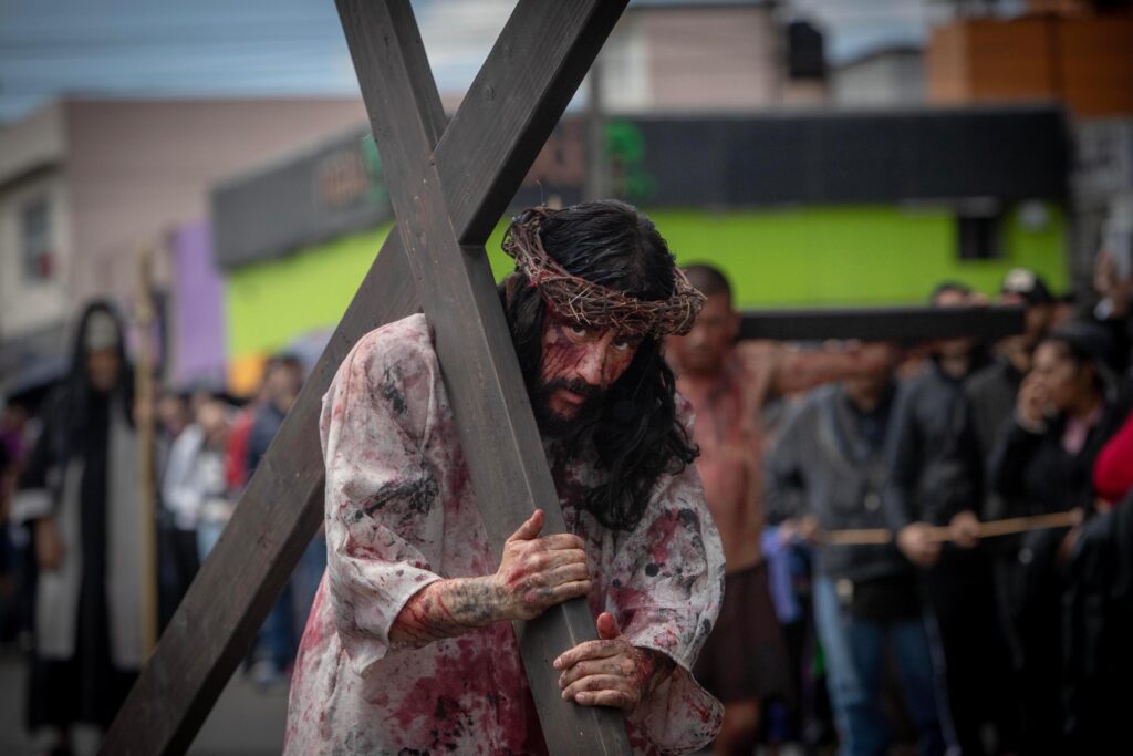 Cientos participan en tradicional Viacrucis en la Zona Centro de Tijuana