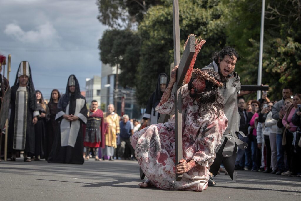 Cientos participan en tradicional Viacrucis en la Zona Centro de Tijuana