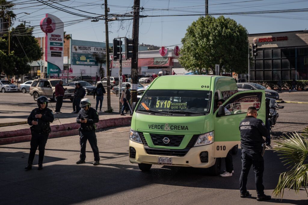 Mujer es atropellada por taxi de ruta verde con crema