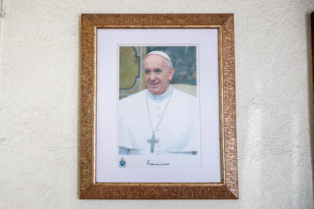 Tijuanenses lamentan la muerte del Papa Francisco