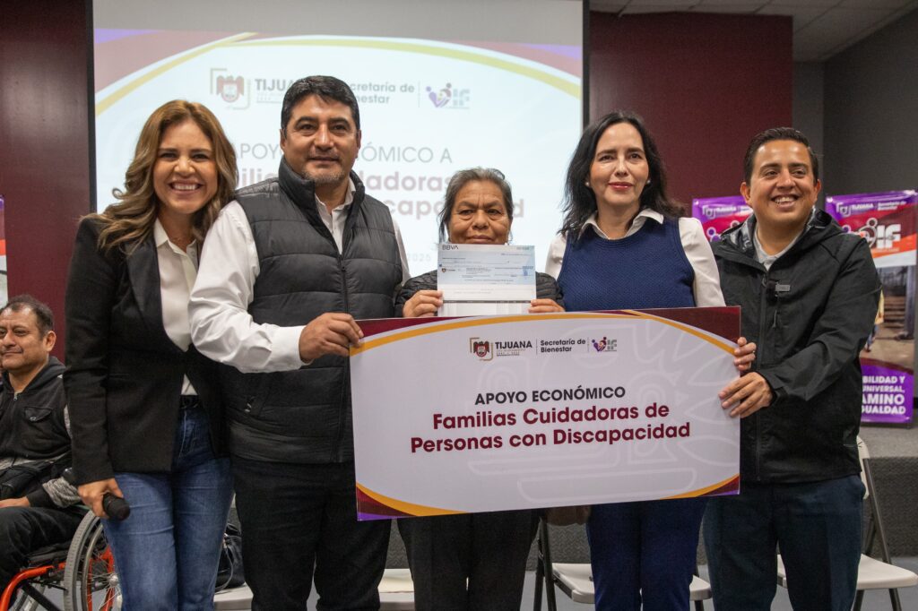 DIF entrega apoyos económicos a cuidadores de personas con discapacidad