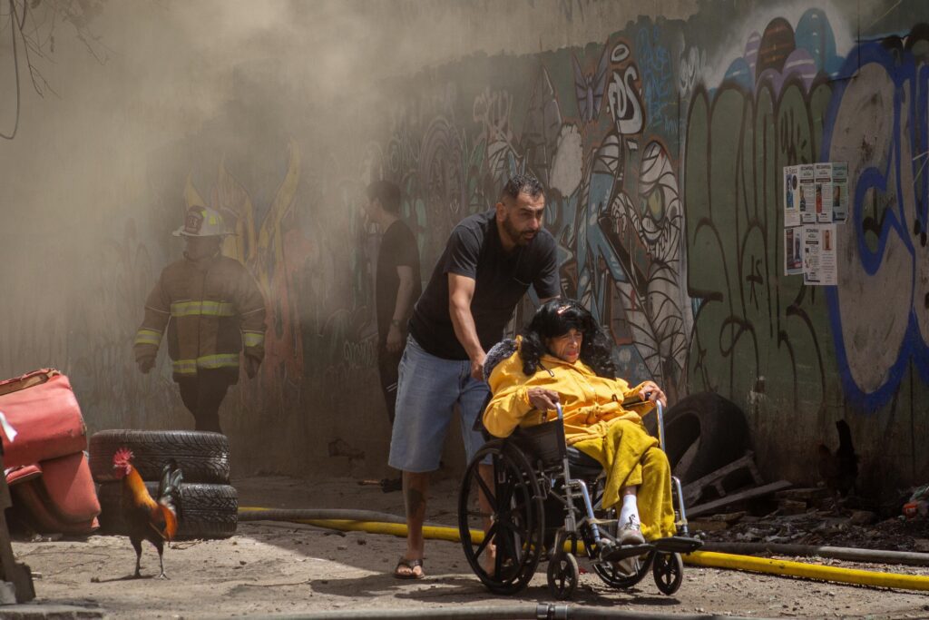 Evacúan 100 personas tras incendio en cuartería y abarrotes en la Zona Centro