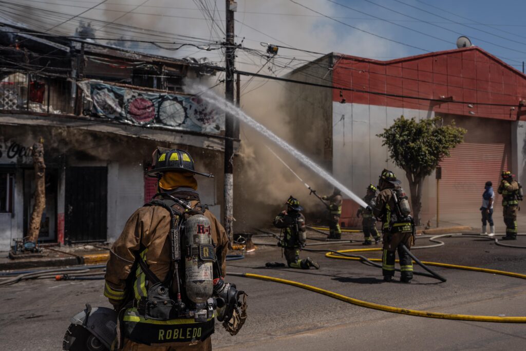 Evacúan 100 personas tras incendio en cuartería y abarrotes en la Zona Centro