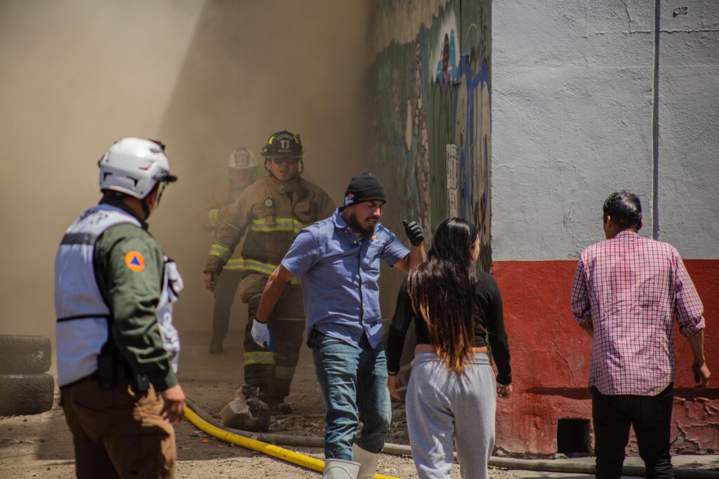 Evacúan 100 personas tras incendio en cuartería y abarrotes en la Zona Centro