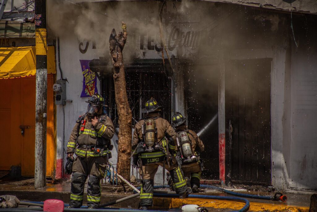 Evacúan 100 personas tras incendio en cuartería y abarrotes en la Zona Centro