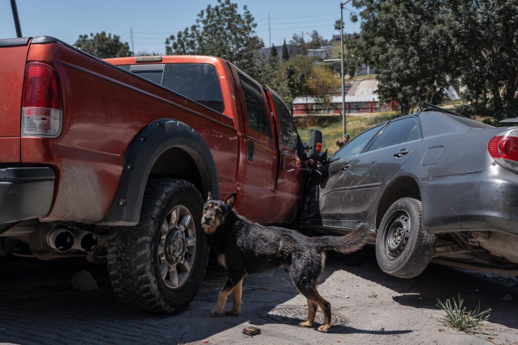 Grúa sin frenos provoca aparatoso accidente en la colonia El Pípila