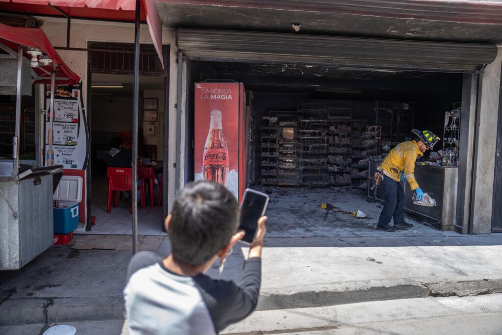 Incendian bazar en colonia Los Laureles, una menor resultó herida Incendian bazar en colonia Los Laureles, una menor resultó herida