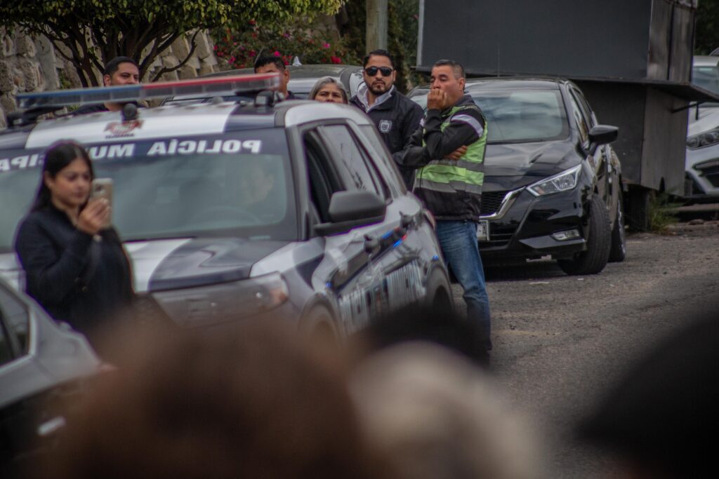 Vecinos de Playas Diamante se manifiestan para evitar retiro de caseta; Alcalde asegura que no será demolida