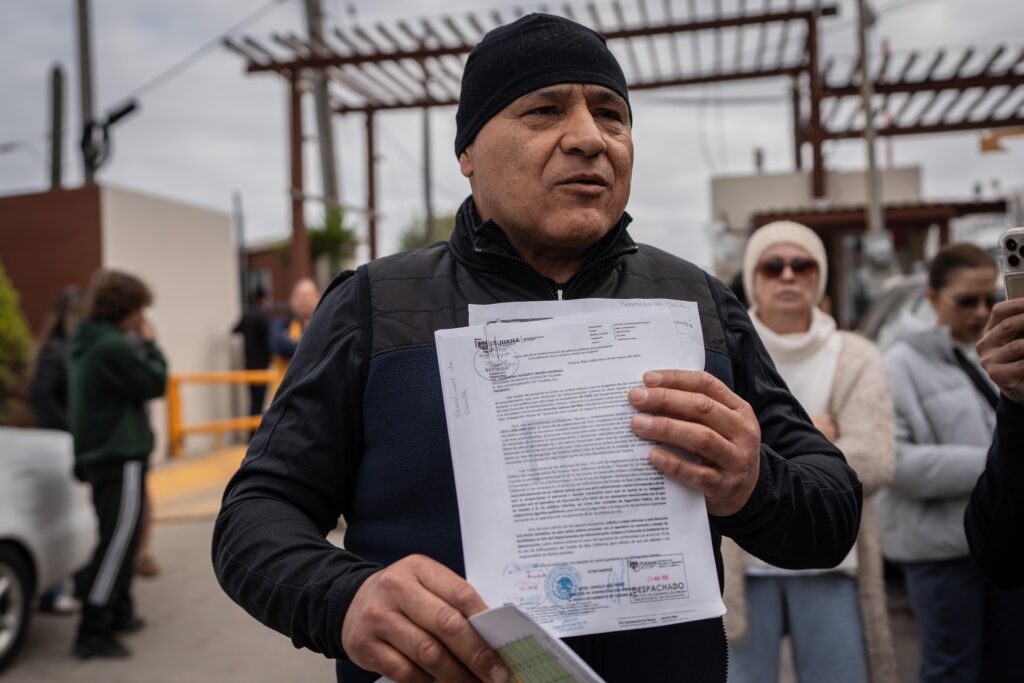 Vecinos de Playas Diamante se manifiestan para evitar retiro de caseta; Alcalde asegura que no será demolida