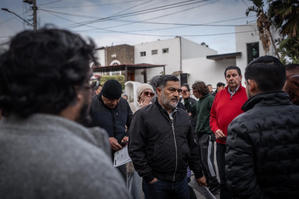 Vecinos de Playas Diamante se manifiestan para evitar retiro de caseta; Alcalde asegura que no será demolida