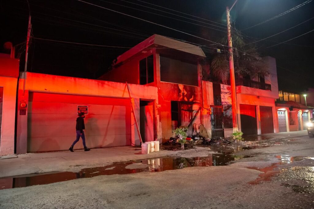 Incendio en Playas de Tijuana inicia en basura y alcanza vivienda