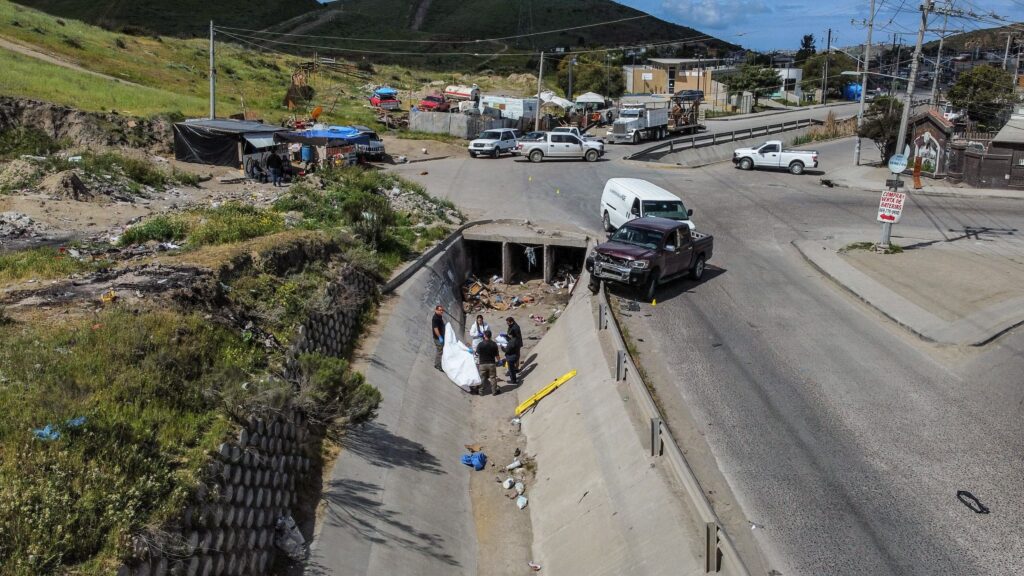 Mujer muere atropellada mientras esperaba el transporte público
