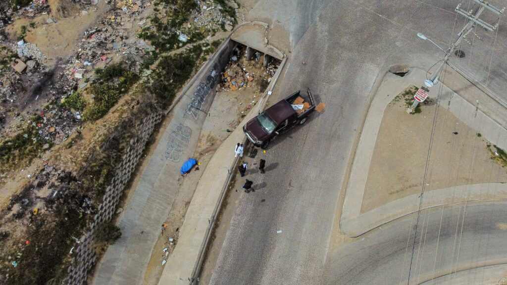 Mujer muere atropellada mientras esperaba el transporte público