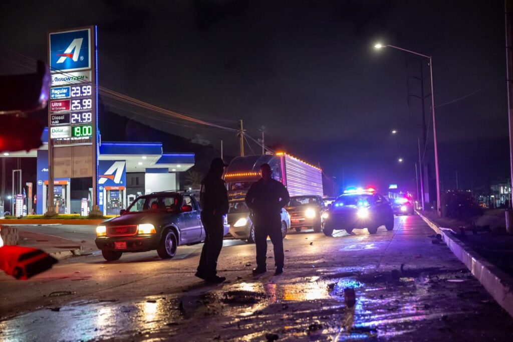 Dos hombres resultan heridos tras chocar con un poste