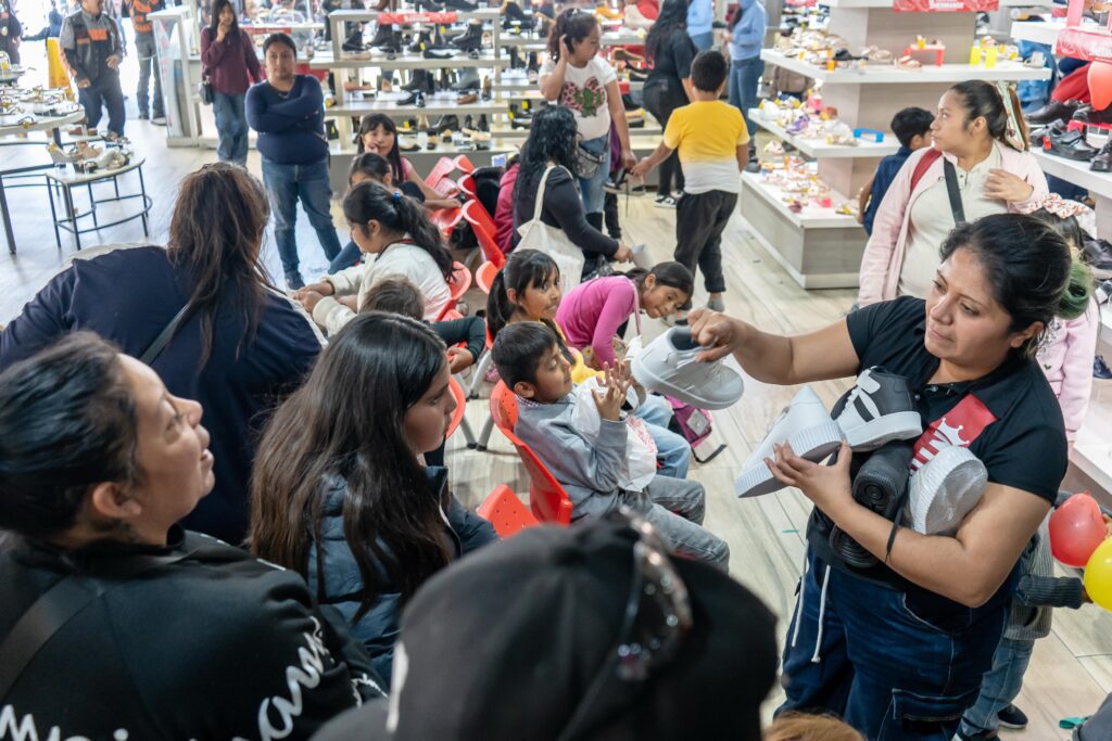 Bikers celebraron el Día del Niño regalando zapatos en la avenida Revolución