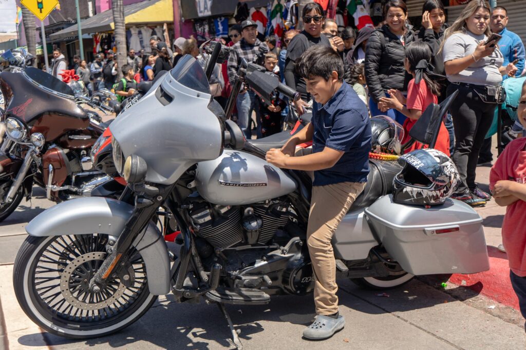 Bikers celebraron el Día del Niño regalando zapatos en la avenida Revolución