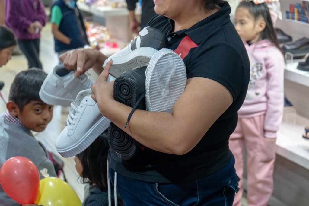 Bikers celebraron el Día del Niño regalando zapatos en la avenida Revolución