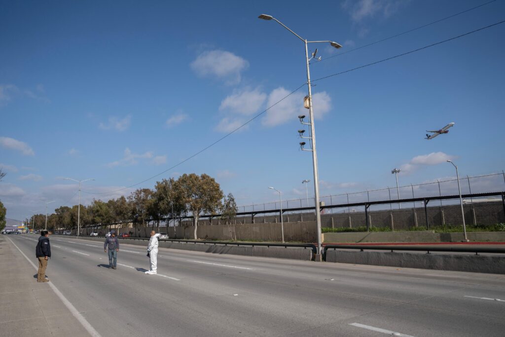 Asesinan a pareja a bordo de su vehículo cerca del Aeropuerto Internacional de Tijuana
