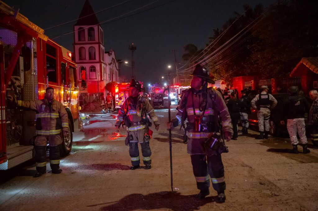 Fuego consume casa donde almacenaba llantas en la colonia Aeropuerto