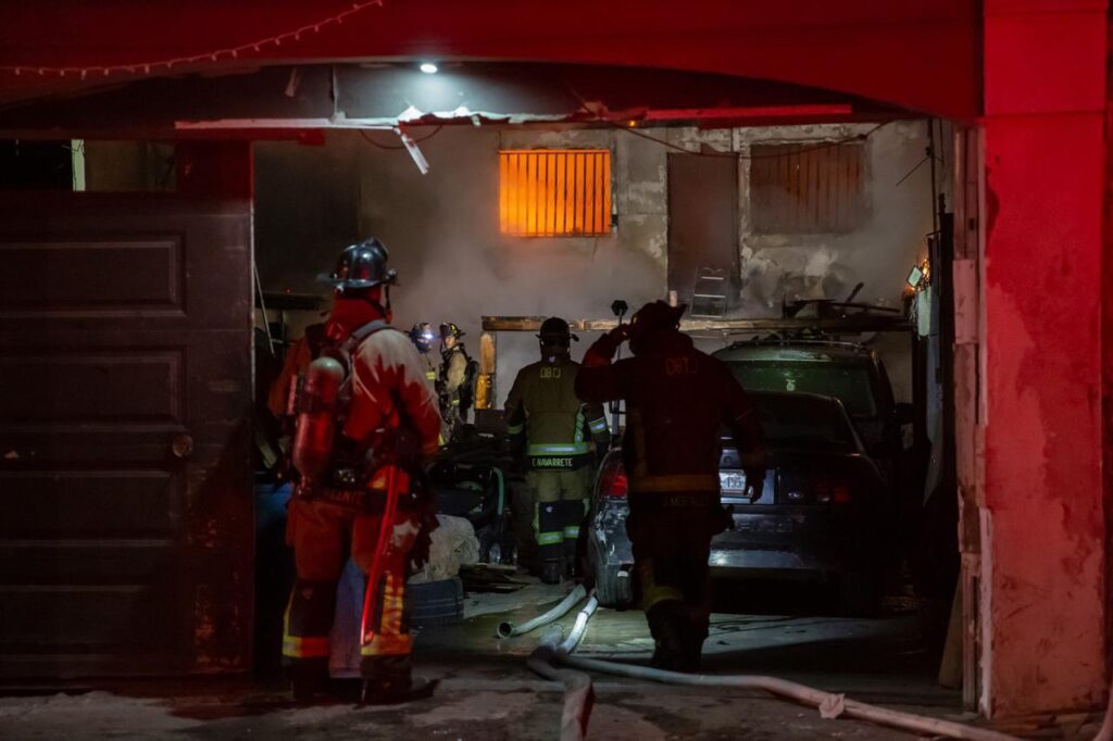 Fuego consume casa donde almacenaba llantas en la colonia Aeropuerto