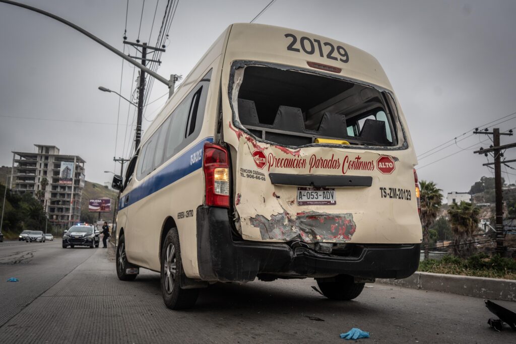Motociclista choca con taxi en el bulevar Cuauhtémoc Sur