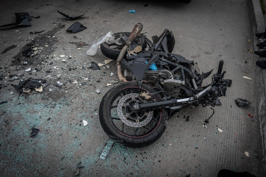 Motociclista choca con taxi en el bulevar Cuauhtémoc Sur