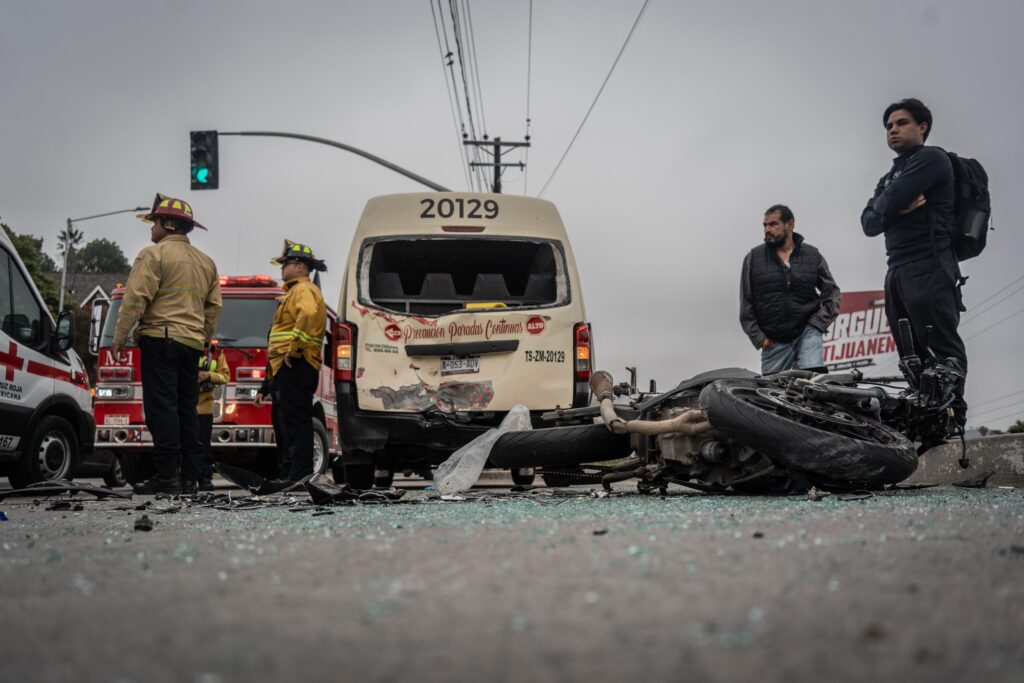 Motociclista choca con taxi en el bulevar Cuauhtémoc Sur