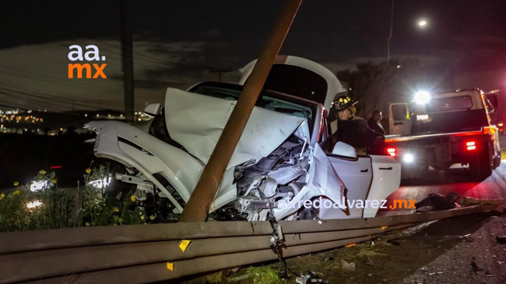 Vehículo Tesla termina envuelto en llamas tras accidente y fallido intento de remolque
