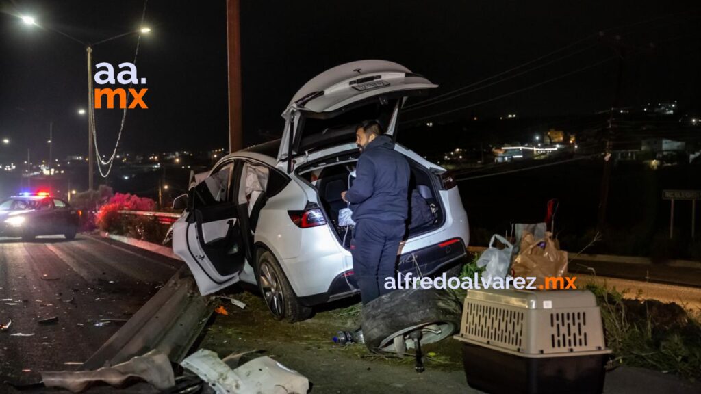 Vehículo Tesla termina envuelto en llamas tras accidente y fallido intento de remolque