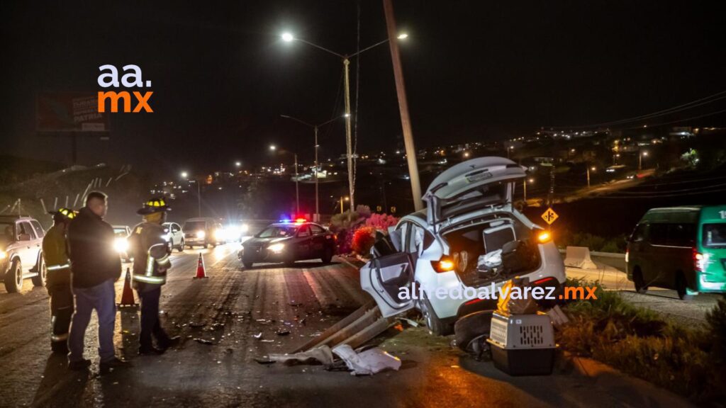 Vehículo Tesla termina envuelto en llamas tras accidente y fallido intento de remolque