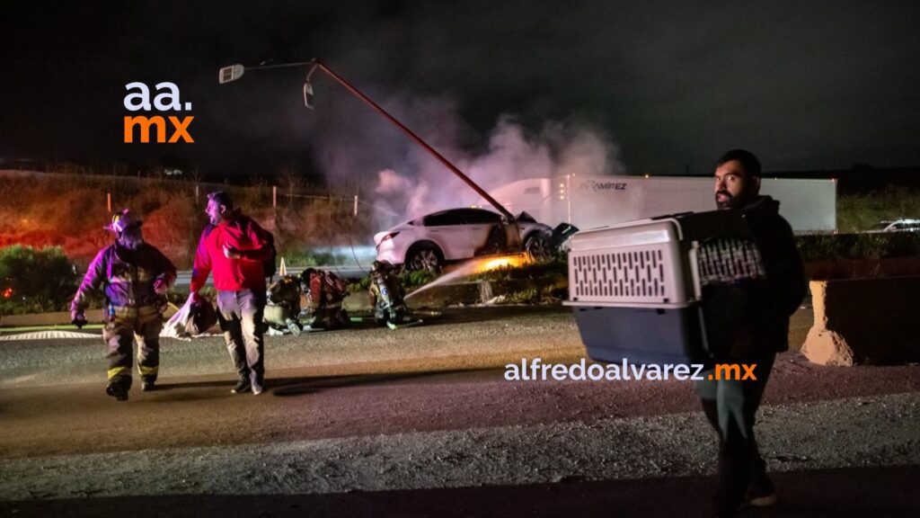 Vehículo Tesla termina envuelto en llamas tras accidente y fallido intento de remolque