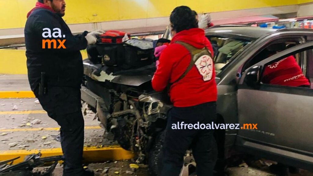 Mujer pierde el control de su auto y cae de un estacionamiento de varios niveles Mujer pierde el control de su auto y cae de un estacionamiento de varios niveles