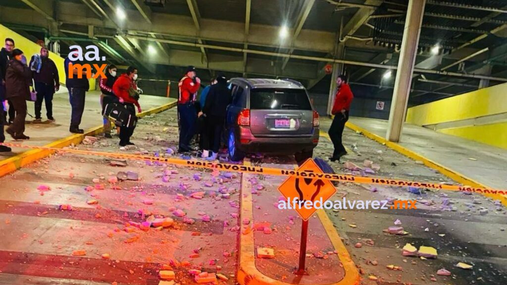 Mujer pierde el control de su auto y cae de un estacionamiento de varios niveles Mujer pierde el control de su auto y cae de un estacionamiento de varios niveles