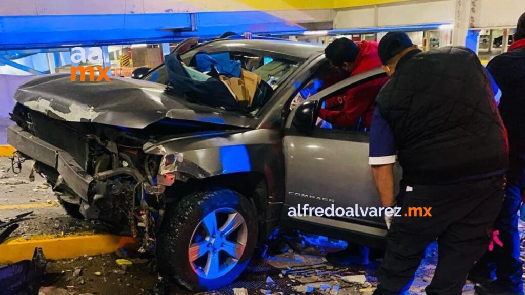 Mujer pierde el control de su auto y cae de un estacionamiento de varios niveles Mujer pierde el control de su auto y cae de un estacionamiento de varios niveles