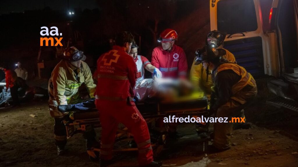 Conductor queda prensado tras volcadura en Colinas de la Presa