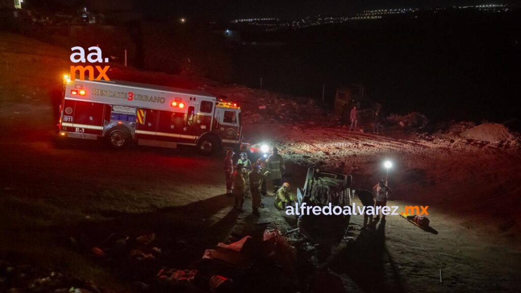 Conductor queda prensado tras volcadura en Colinas de la Presa