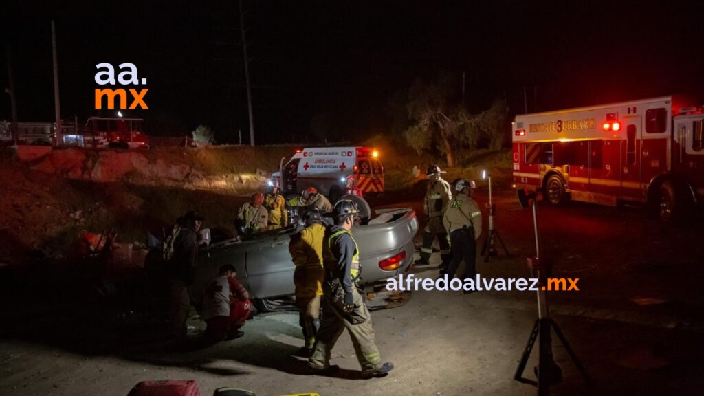 Conductor queda prensado tras volcadura en Colinas de la Presa