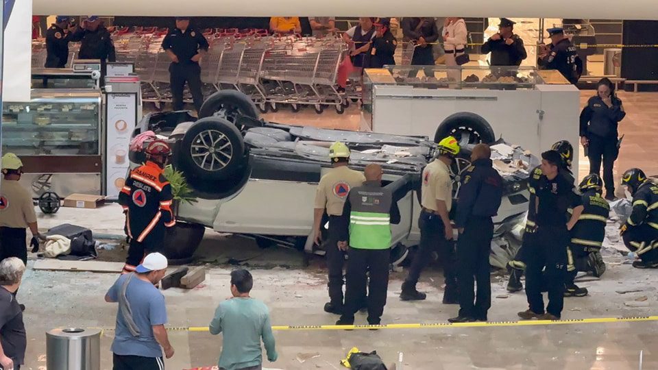 Mujer de 61 años cae con su auto desde un segundo nivel en plaza comercial