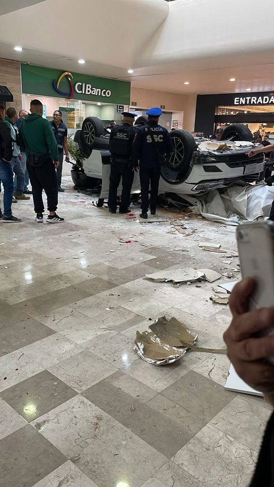 Mujer de 61 años cae con su auto desde un segundo nivel en plaza comercial
