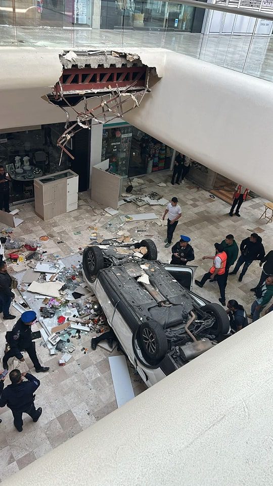 Mujer de 61 años cae con su auto desde un segundo nivel en plaza comercial