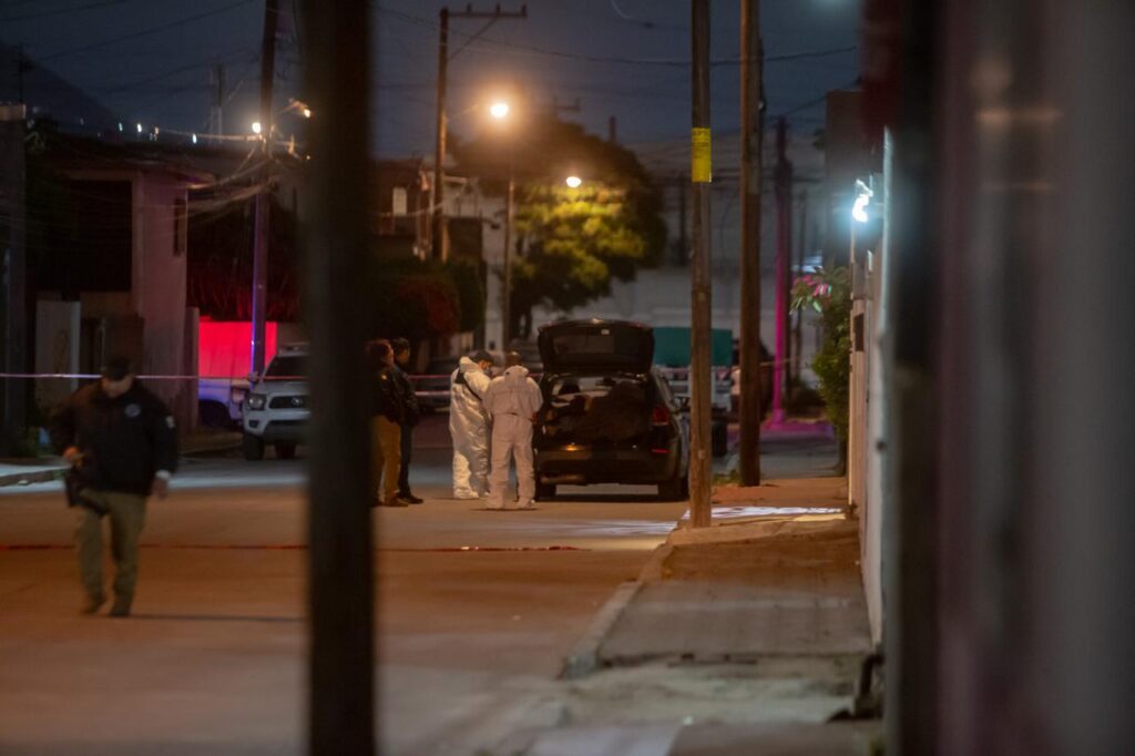 Hallan cuerpo en descomposición dentro de auto en la colonia San Antonio