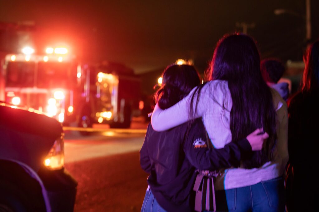 Conductor ebrio choca con camión estacionado; muere jovencita de 17 años